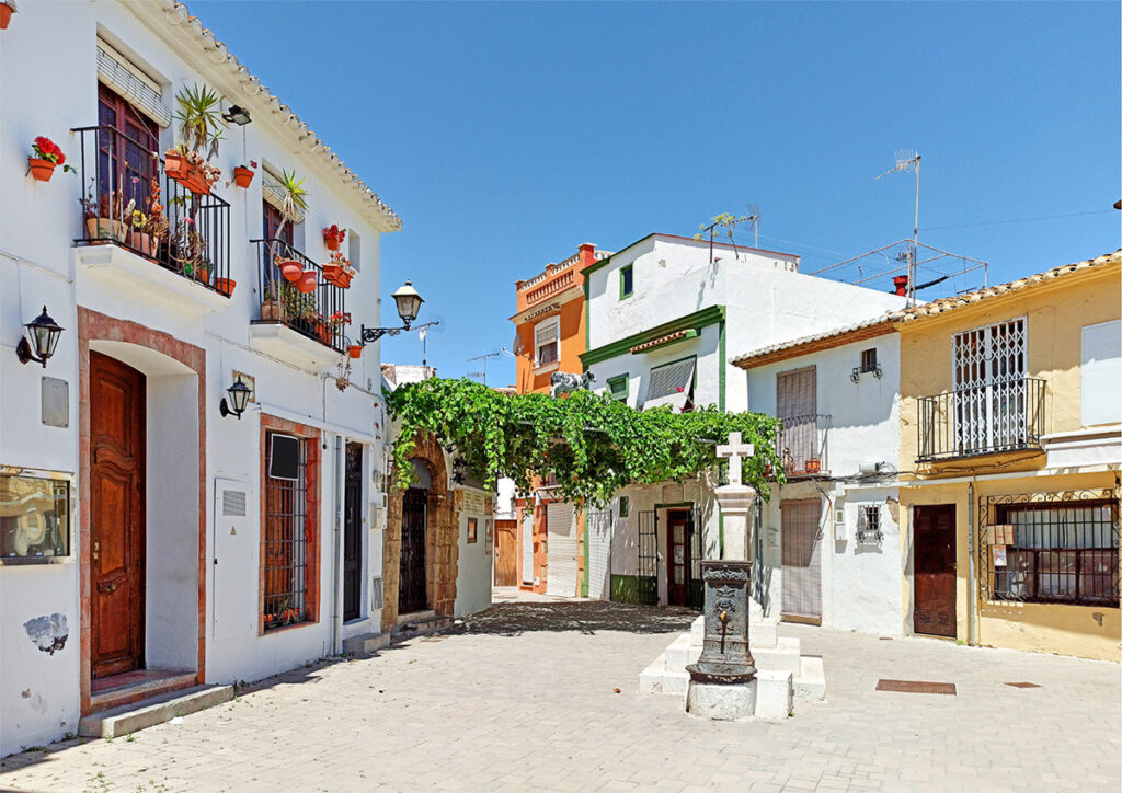 Investir en Espagne - denia village typique colore espagne