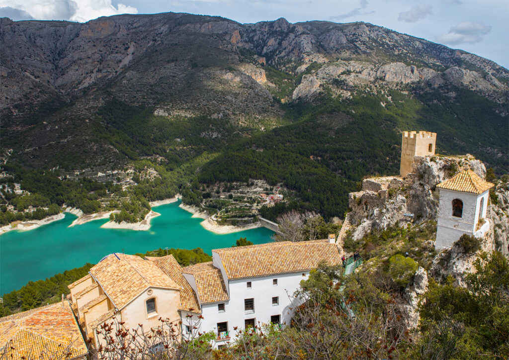 Investir en Espagne - guadalest village en montagne espagne