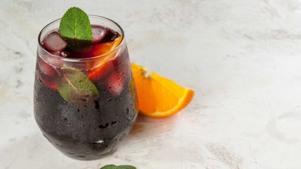 Investir en Espagne - sangria cocktail espagnol