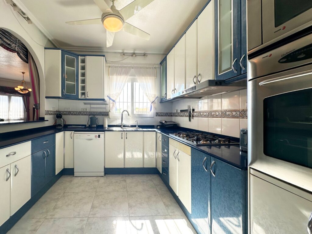 o_1j6iolasdeuu8m01nhnac91ic744