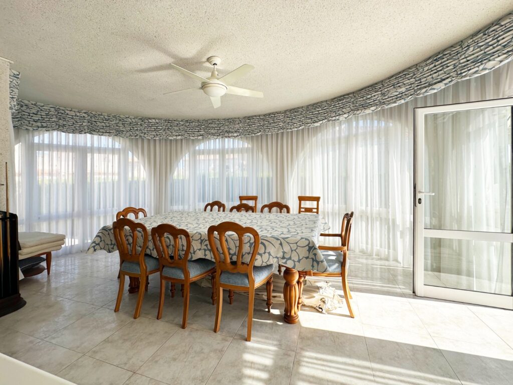 o_1j6iolasdjop19msv2i2iv1b103q